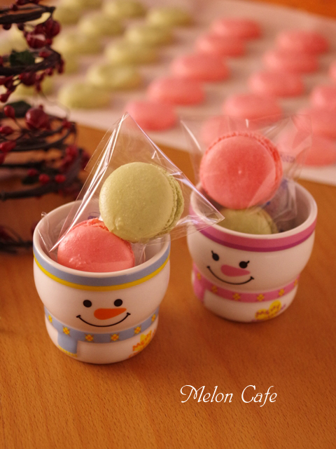 クリスマスカラーのマカロンをバタークリームで