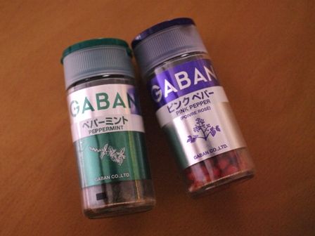 ナッツとピンクペパーで飾った、ペパーミントチョコ01