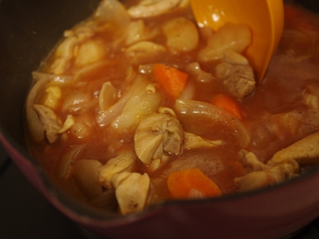 カレー材料の野菜と鶏もも肉でボルシチ03