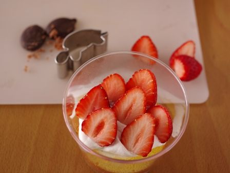 ロールケーキのいちごデコレーション02