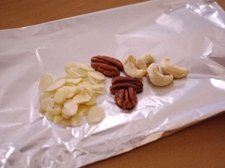 ナッツとピンクペパーで飾った、ペパーミントチョコ01a