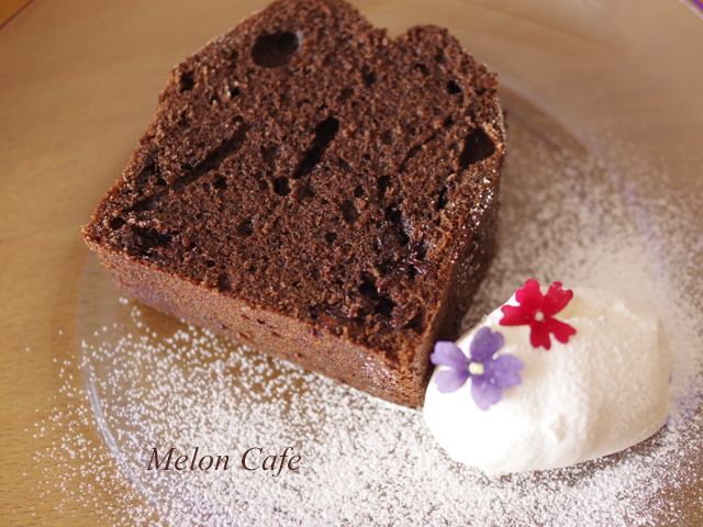 チョコレートケーキと食べられるドライフラワー10