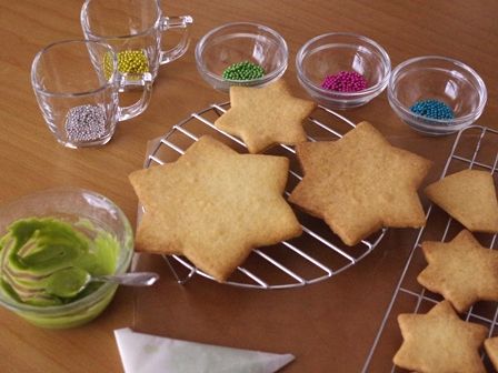 森にたたずむサンタのヘクセンハウスクリスマスツリークッキーとミニハウス11