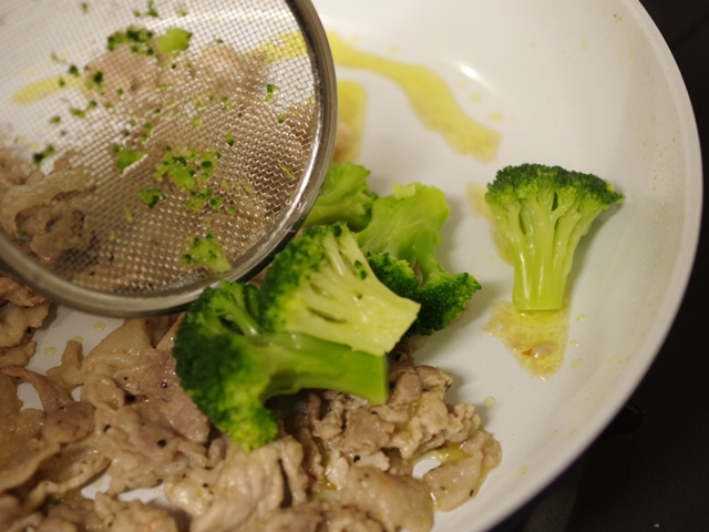 簡単豚肉とブロッコリーのペンネパスタ06