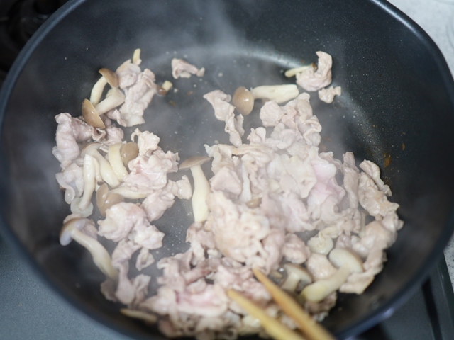 豚肉となすしめじのちょいピリ焼き03