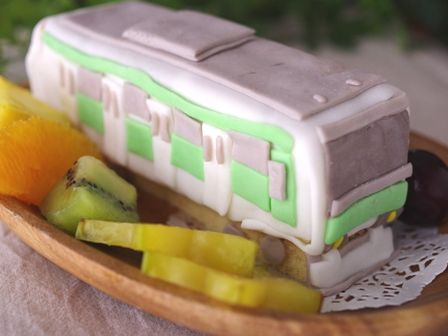 おやつづくりパーティ電車のケーキ山手線車両01