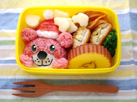 サンタカラーのくまキャラ弁当