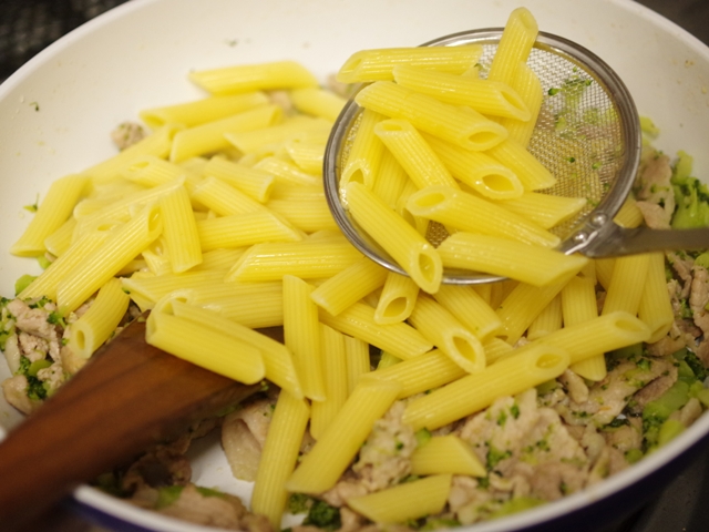 簡単豚肉とブロッコリーのペンネパスタ08