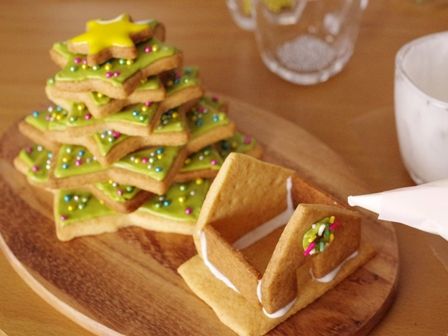 森にたたずむサンタのヘクセンハウスクリスマスツリークッキーとミニハウス06