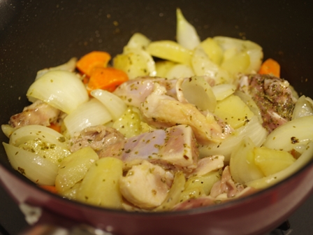 カレー材料の野菜と鶏もも肉でボルシチ01