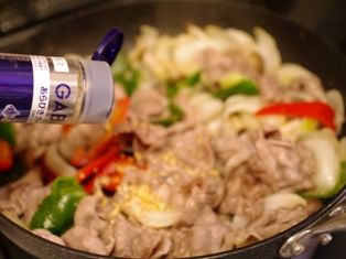 豚肉とピーマンのごはんがっつりチーズ炒め01