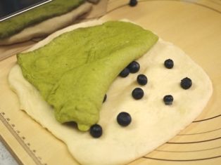 クリスマスカラーの渦巻きパン01