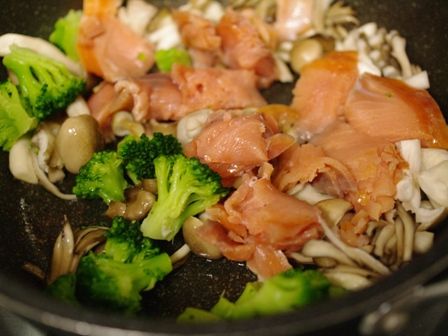 簡単ホワイトソースで煮込んだ、サーモンときのこのチーズシチュークロワッサン03