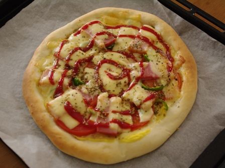 オレガノでトマトと厚切りベーコンのピザ