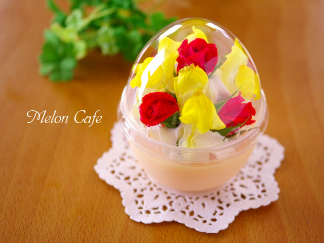 食用の花で いつものプリンに綺麗なデコレーション 盛ったお菓子にも対応できる卵形容器 発見です めろんカフェ Powered By ライブドアブログ