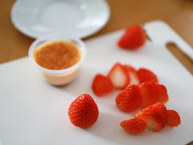 市販のプリンとパックいちごで贅沢いちごパフェ04