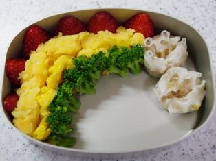 カレーパンマンのドライカレー弁当サラダ詰め