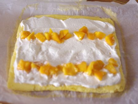 ホットケーキミックスで作るレンジで簡単マンゴーロールケーキ05