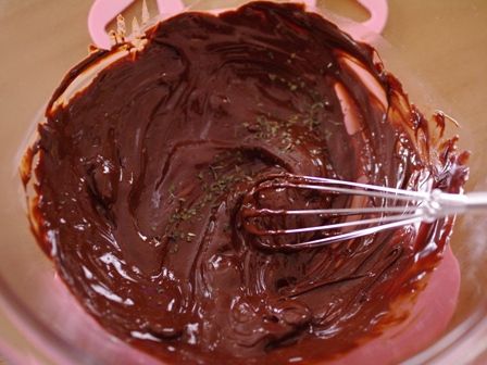 ナッツとピンクペパーで飾った、ペパーミントチョコ02