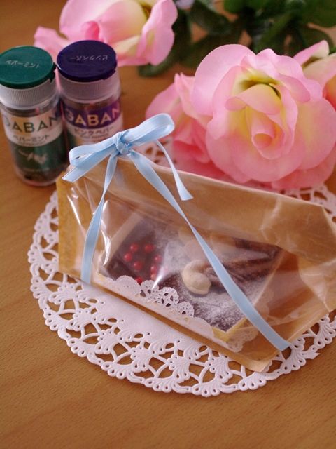 ナッツとピンクペパーで飾った、ペパーミントチョコ00a