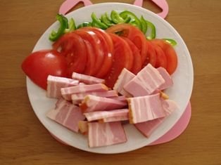 オレガノでトマトと厚切りベーコンのピザ05