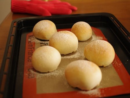 クリームチーズとはちみつの、まんまるパン