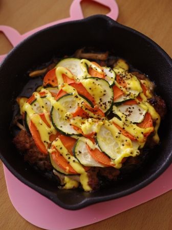 スキレットでズッキーニとにんじんの肉おかず04