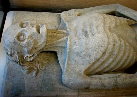 Pierre funéraire de Guillaume de Harcigny, 1394
