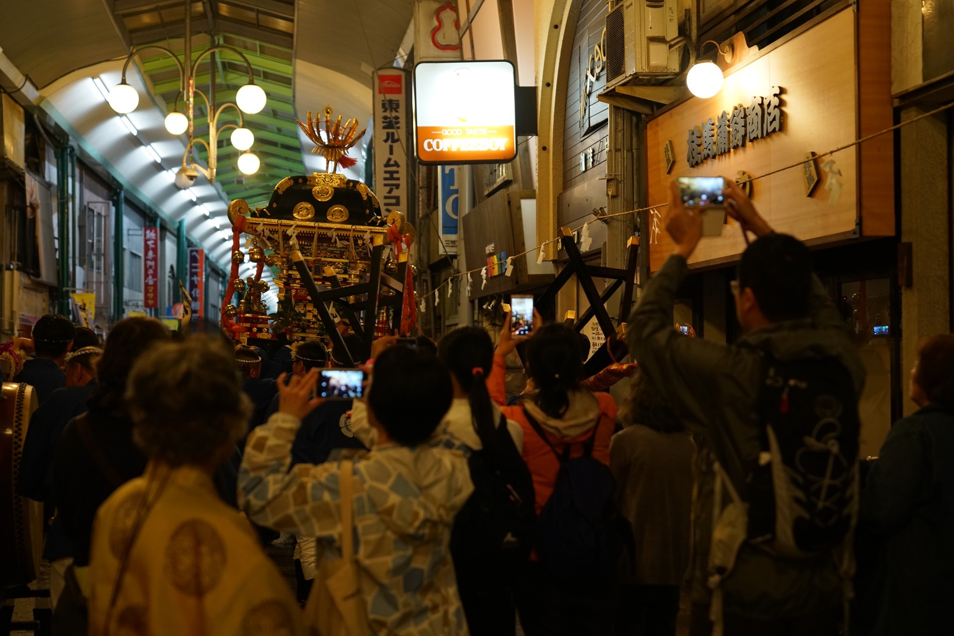 地元はお祭りムード Rabbit In Dawn