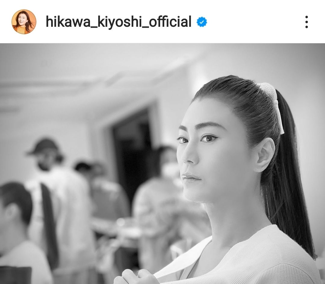 氷川きよしの衝撃的な形の黒水着ショットとは？ヤバすぎ！！SNSが騒然！