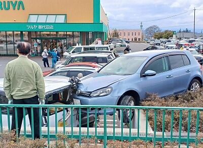 暴走車。スーパーで起きた悲劇の瞬間：女性が命を落とす