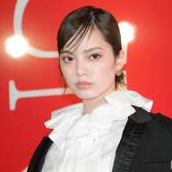 驚きのスタイル！平手友梨奈の美脚ファッションに注目