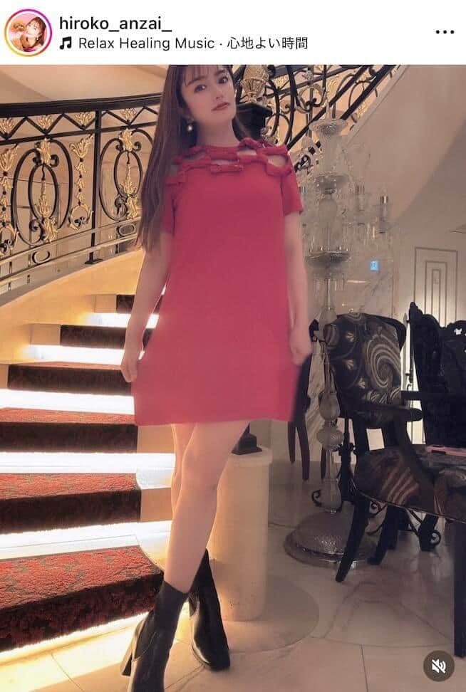 46歳の安西ひろこが魅せるミニ丈ワンピの美脚スタイル