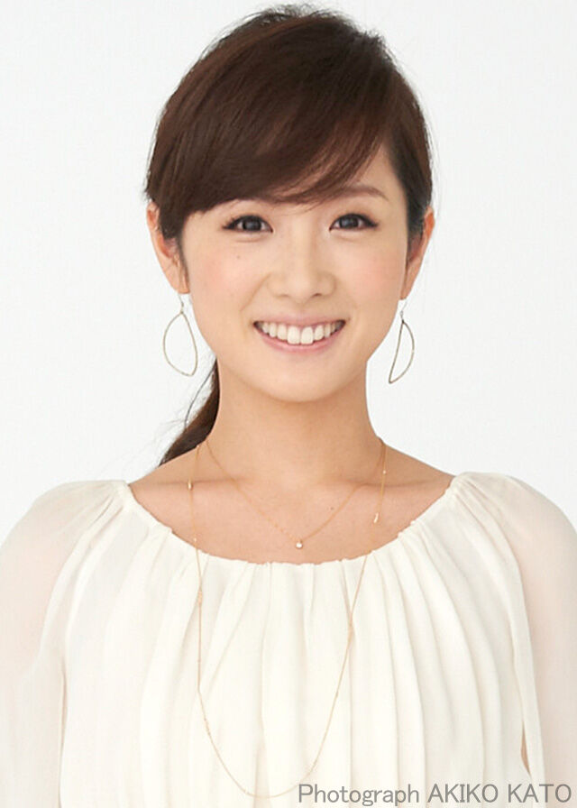 高島彩が魅せる絶対領域！ミニスカウェアでのまぶしい笑顔