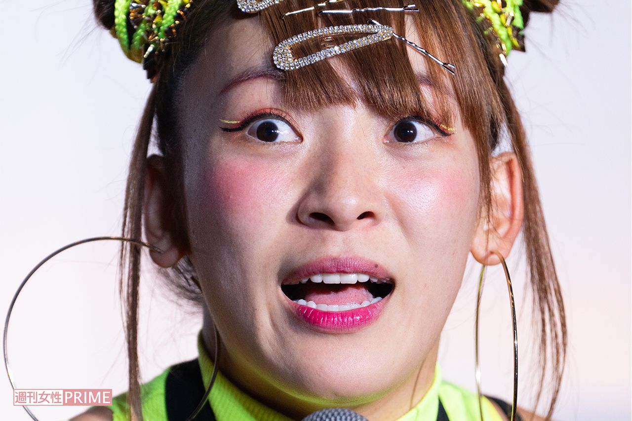 フワちゃん、おしゃれ着で自転車登場！結婚披露宴の真相を探る