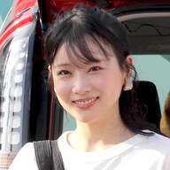 「裸感すごい」重盛さと美、花見で魅せた大胆私服の魅力