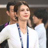 「身長の半分が…」マギーの異次元ショット！超ミニワンピの魅力と話題の理由