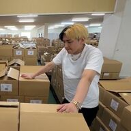 段ボールの山に苦笑するヒカル。30億円在庫の真相とは？