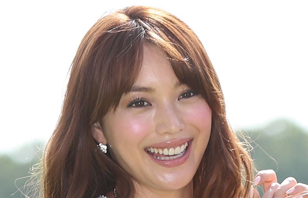 蛯原友里！昔の雰囲気と全然違うぞ！煌めくシルバーメイク