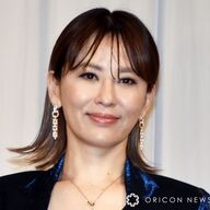 アラフィフに見えない！鈴木砂羽の水着グラビアに注目