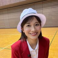 「え、全部！？」山本里菜アナの水着写真連投。「承認欲求の塊」の声