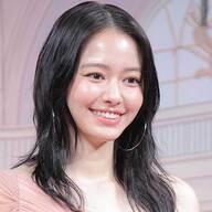 金髪モデル山本舞香の大胆な断髪！新しい魅力にファン感激