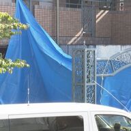 集合住宅で発見された男女の遺体。5歳女児、数日間一人で生活か。