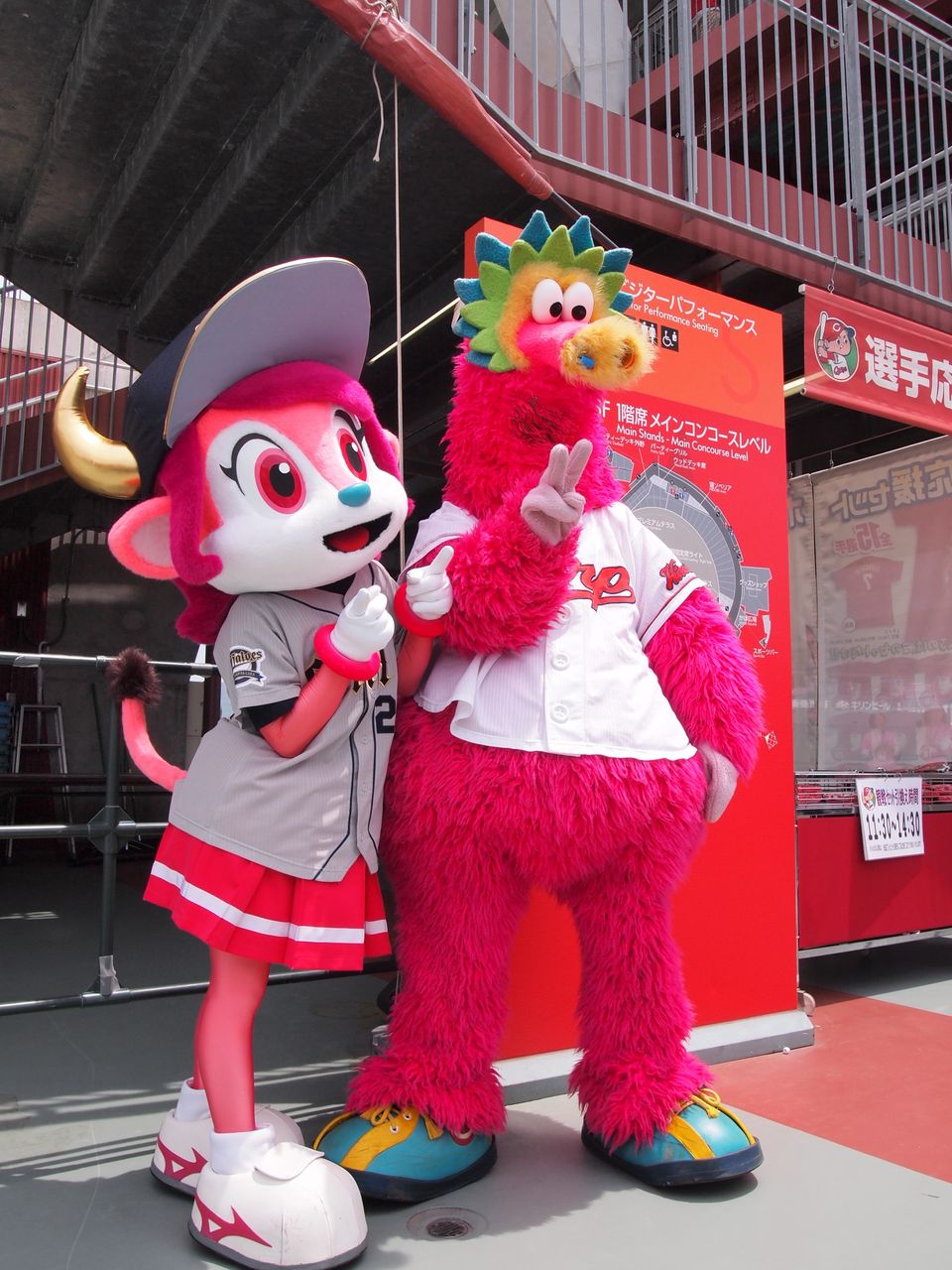 13 05 18 対オリックス戦 マスコット交流 その1 もふもふピロピロ 13 05 18 対オリックス戦 マスコット交流 その1 もふもふピロピロ