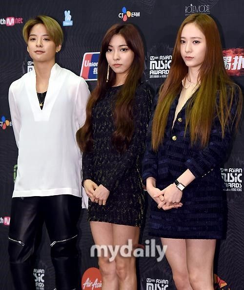ツンデレ美女グループf X の最近のステージ衣装が地味だったりダサかったり 4 Walls Remix Mnet Asian Music Awards 15 K Popの端っこ