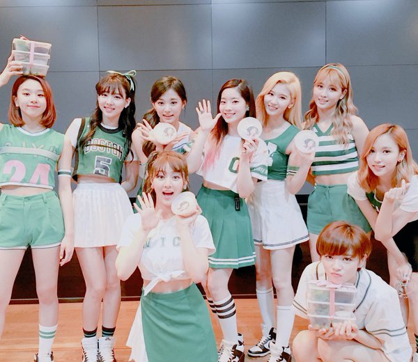 超絶美女系グループtwiceの人気とサービス精神が止まらない Cheer Up Mv Avengers K Popの端っこ