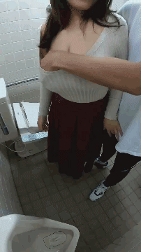 【スマホ撮影】公衆トイレで着衣パイズリ
