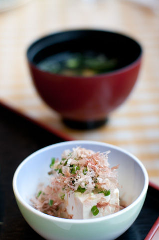 すまんが未だに冷奴に醤油かけて