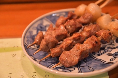 未成年やけど焼き鳥屋で焼き鳥食