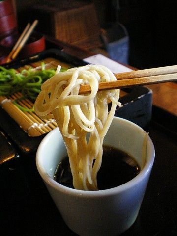 蕎麦はつゆに浸すの